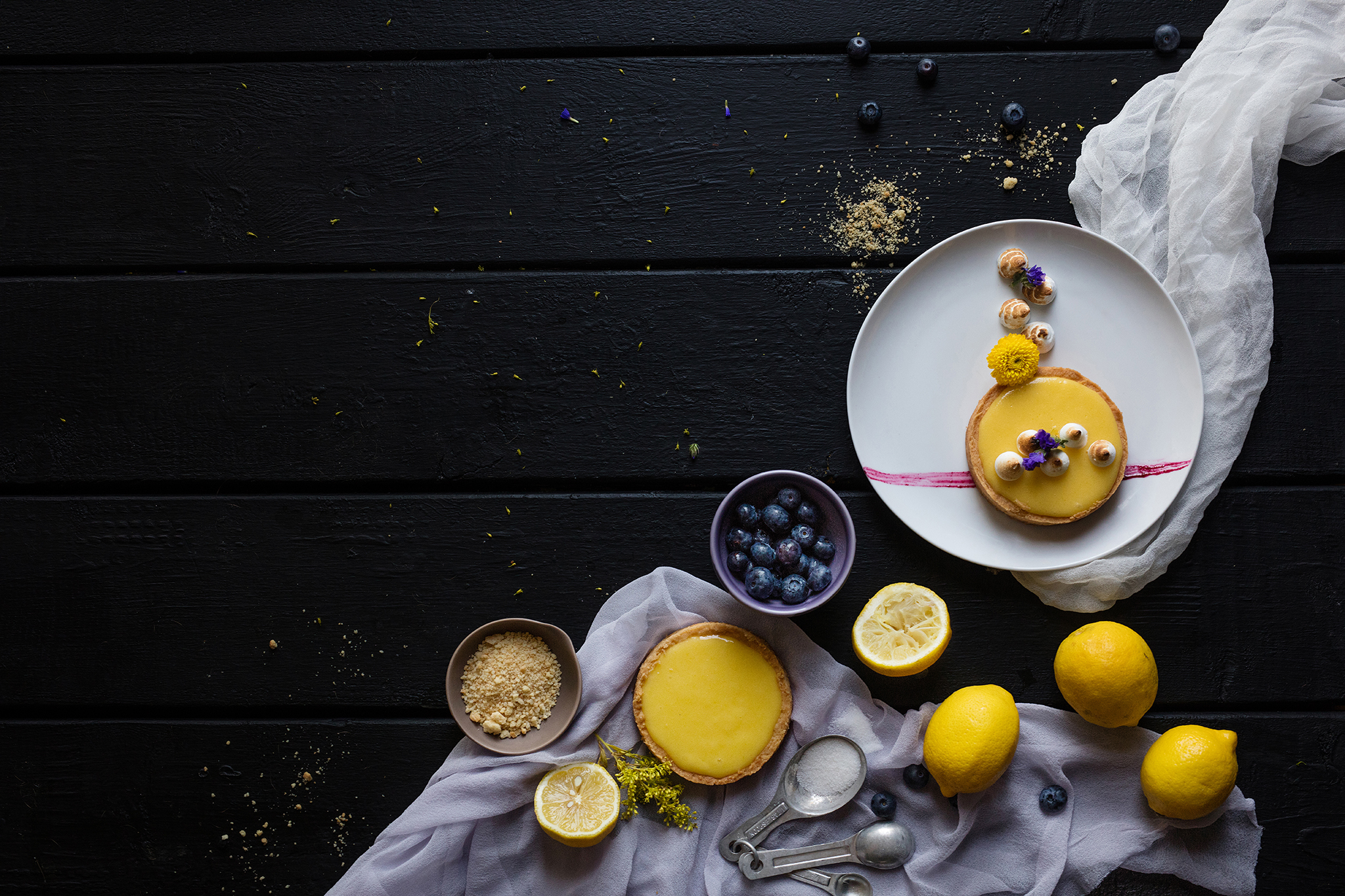 Individual lemon curd tart with meringue